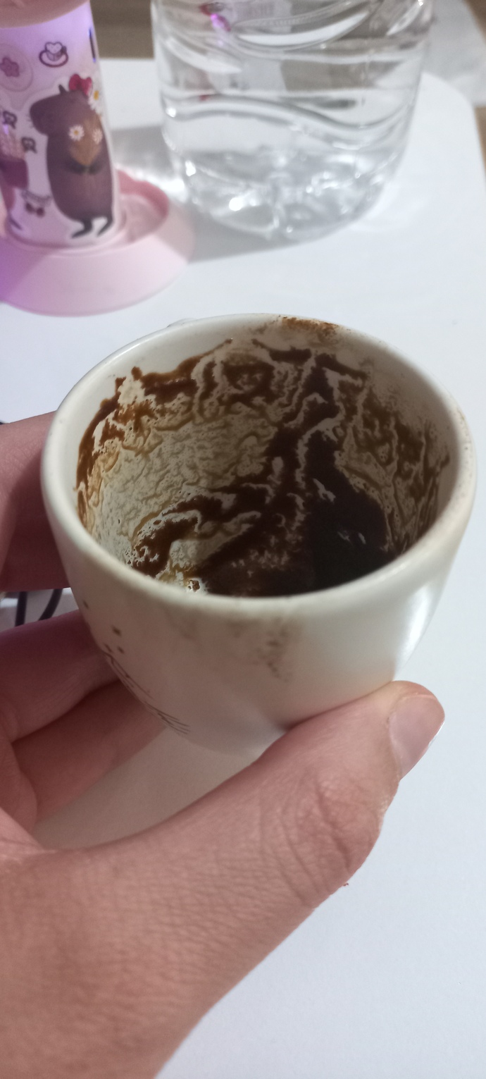 Kahve falımda ne çıkmış bu sefer? hisleri yüksek olan bakabilir kişiler bi bakar mısınız lütfen?