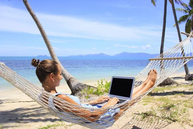 Dijital göçebe, remote işler yapan var mı?