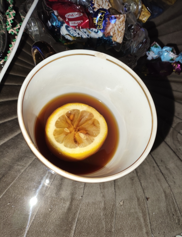Şu görseli instaya salıp limonlu siyah çay bu postu beğenenin Ağustosu güzel geçecek desem kaç bin kişi beğenir sizce?🤔🤔?