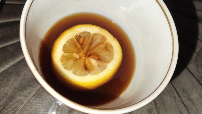 Şu görseli instaya salıp "limonlu siyah çay" bu postu beğenenin Ağustosu güzel geçecek desem kaç bin kişi beğenir sizce?🤔🤔?