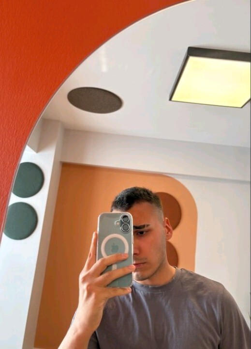 Günaydın tiyatro ve kamera önü oyunculuk eğitimi almak istiyorum boy ve tipten çekmiyorum ama sizce engel mi?