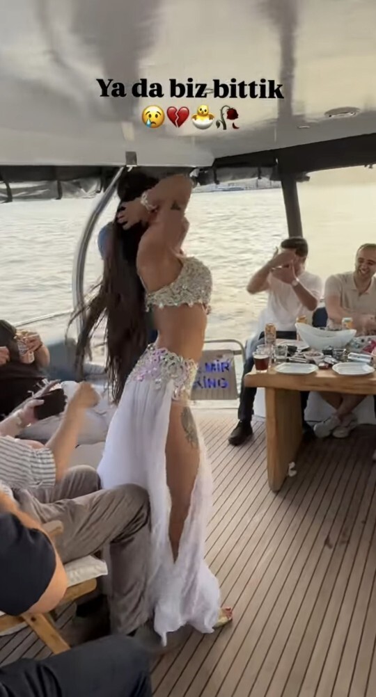 Hepsinin parmağında yüzük var ama teknede dansöz oynatiyorlar?
