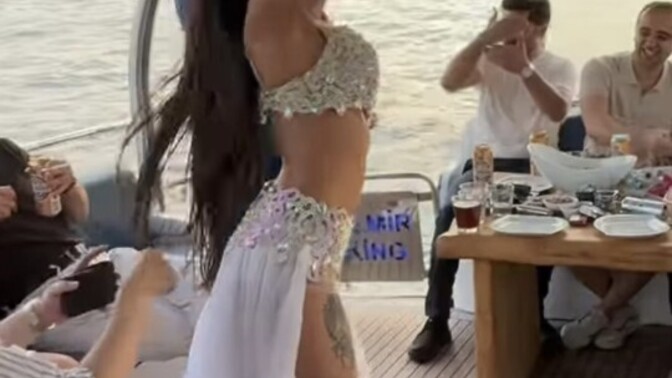 Hepsinin parmağında yüzük var ama teknede dansöz oynatiyorlar?