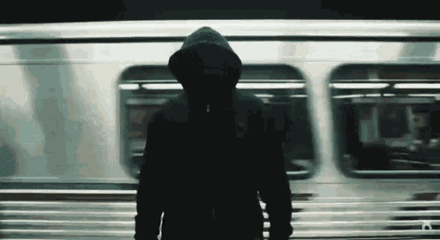 Metro istasyonunda mahsur kaldın, ne tür tehlikelere dikkat edersin?