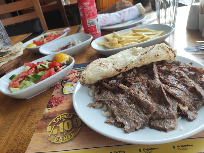 Eirenee1 ile döner yiyoruz! 🤤 Senin tercihin et döner mi, tavuk döner mi?