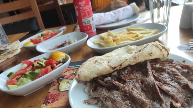 Eirenee1 ile döner yiyoruz! 🤤 Senin tercihin et döner mi, tavuk döner mi?