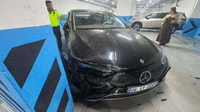 Çeşme’de bir vale, müşteriden aldığı 7 milyonluk lüks aracı duvara çarptı. Valeye araba verir misiniz?