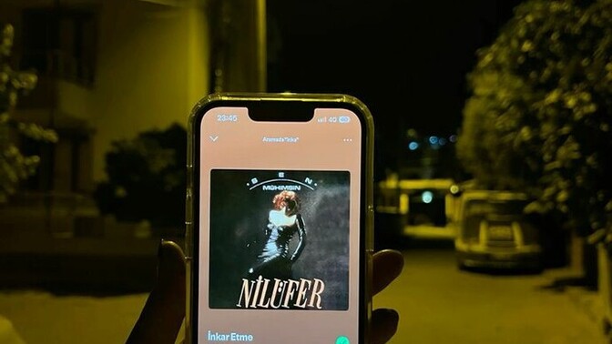 Bu geceye bir şarkı bırakacak olsan, hangisini seçerdin?