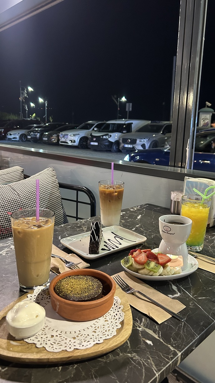 Tatlının yanına kahve mi içersiniz yoksa soğuk içecek mi?