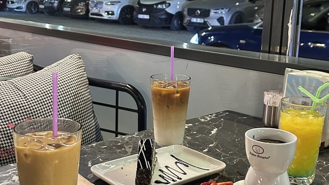Tatlının yanına kahve mi içersiniz yoksa soğuk içecek mi?