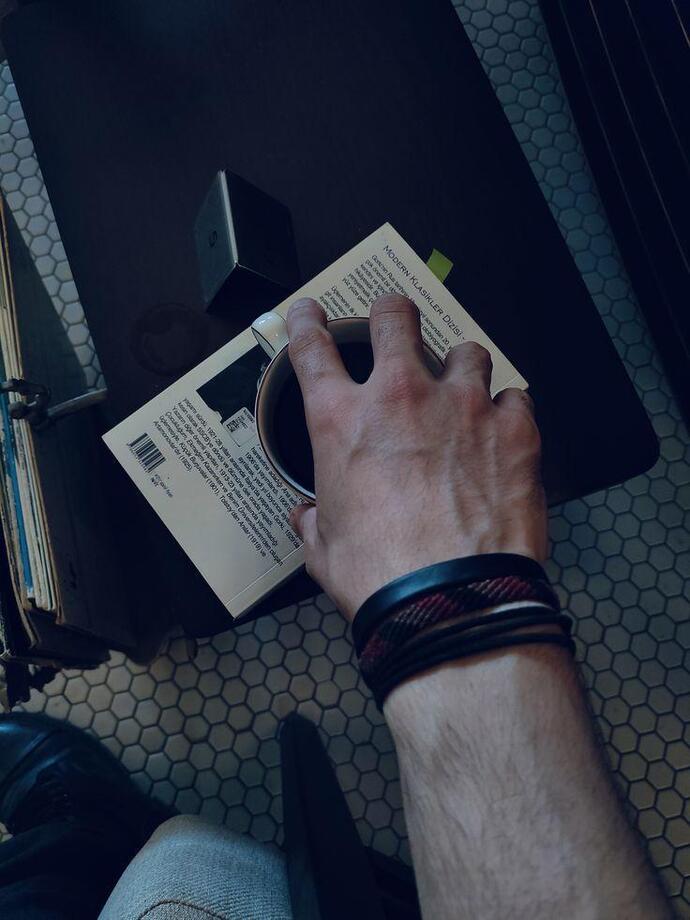 Kahve içerken yanına kitap mı, sohbet mi, müzik mi alırsın?