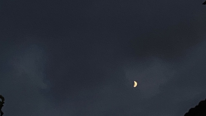 Sen bir ay mısın ben kara gece miyim?
