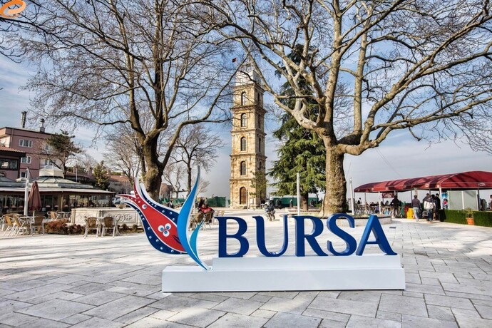 Ben İstanbuldan Bursaya taşındım ama beğenmedim, çok küçük bir il geldi ve sıkıcı. Sizce de öyle değil mi?