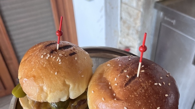 Bu iki hamburgeri Tombiş chefiniz kaç ısırıkta bitirir?