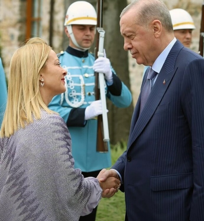 Meloni ile erdoğan arasında biseymi var?
