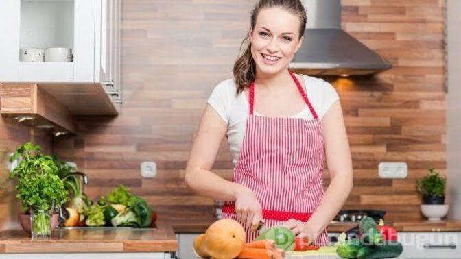 Yemek yapmayı bilen kızmı makyaj süse önem veren kızmı daha önde size göre?