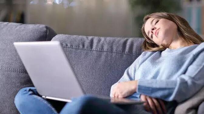 Üniversite mezunu gençlerin çoğu işsiz ya da düşük ücretle sömürülürken halen üniversiteye meraklı olan milletin hangi akılda?