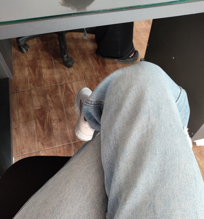 Kuaföre geldim çalışan abla bir saattir sevgilisiyle mesajlaşıyor sizce başka kuaföre gitsem ayıp olur mu?🤔?