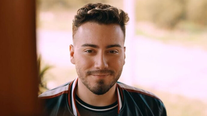 Enes batur güzel bir youtuber mi yoksa kötü bir youtuber olabilir mi?