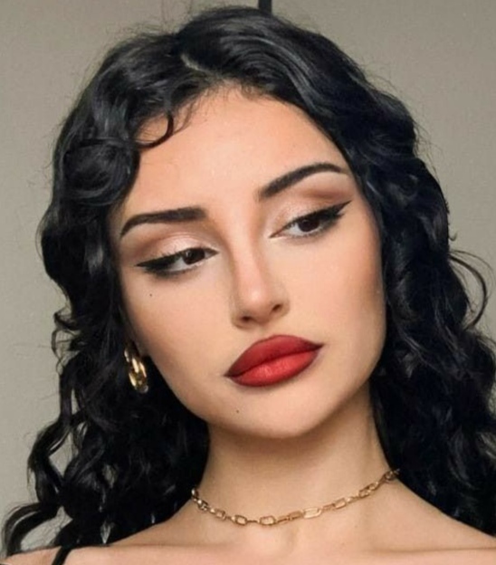 Kırmızı ruj sarışınlara daha mı çok yakışıyor?