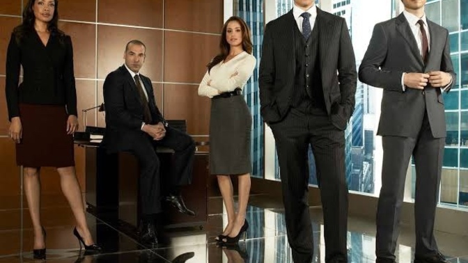 Suits gibi zeka ve karizmanın zirve yaptığı bir dizi daha var mı?