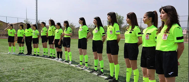 Futbol hakemi olan kadınlar hakkında ne düşünüyorsunuz?