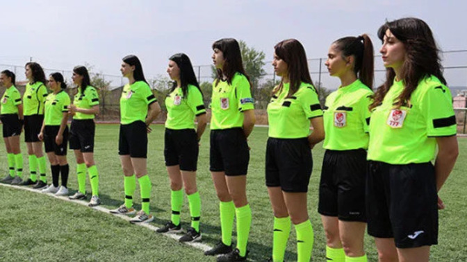 Futbol hakemi olan kadınlar hakkında ne düşünüyorsunuz?