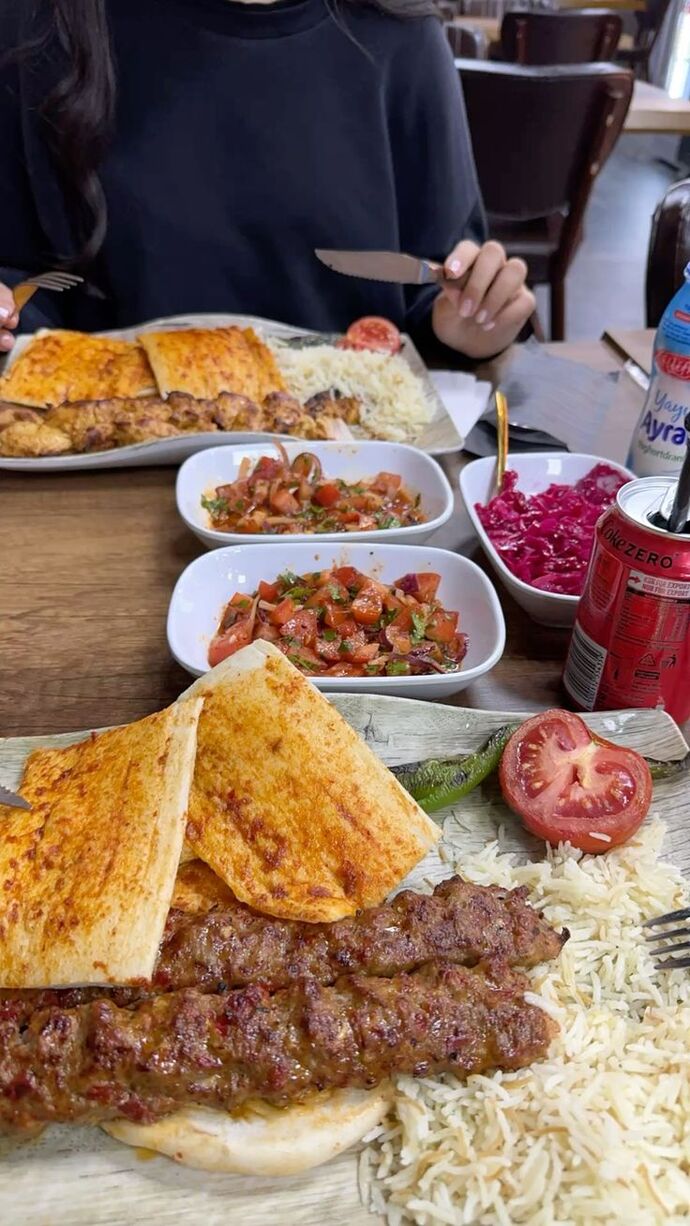 Flörtü kebap yemeye götürdüm bana kıro dedi. Napiyim ben buna şimdi?