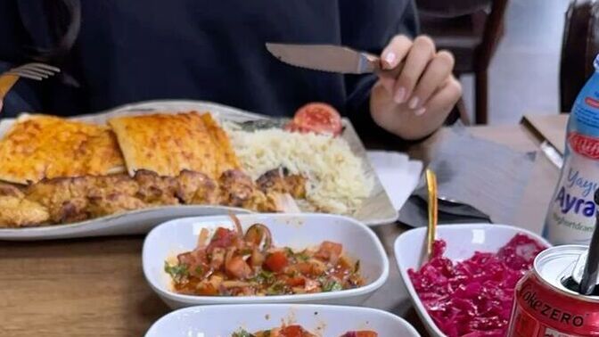 Flörtü kebap yemeye götürdüm bana kıro dedi. Napiyim ben buna şimdi?