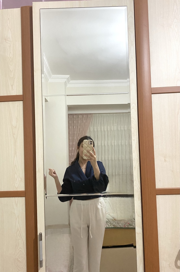 Sizce bu kombin çok mu klasik? normal mavi kot giyip üzerine düz spor bişey mi giysem bunu mu giysem?