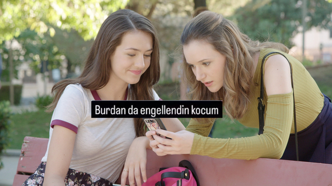 Kızlar neden konuşurken bir anda engeller?