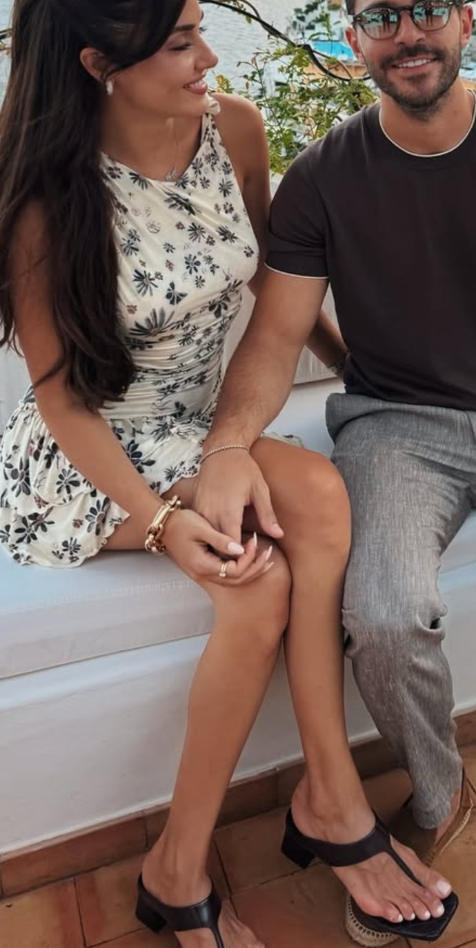 Hande Erçel güzel kadın ama ayakları çok tuhaf durmuyor mu?