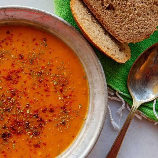 Yemekten önce çorba içermisiniz evde ve yemekle birlikte salata şart mı sizin için?