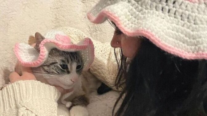 İlk buluşmaya gelmiş ama yanında annesini de getirmiş... Ne yapardınız😄?