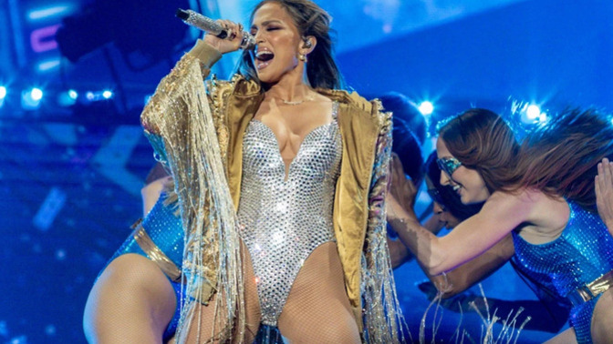 Jennifer Lopez dün İstanbul'da konser verdi! 56 yaşında sahne kıyafetleri ve enerjisiyle nasıl bu kadar genç durabilir?