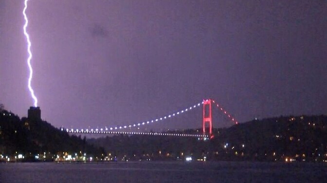 Dün gece İstanbul'daki şimşeklerden benim gibi korkan var mı?
