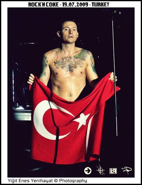 Neden Türkiye ye gelen yabancı ünlüler. Chester Bennington Gibi bayrak açmıyor?
