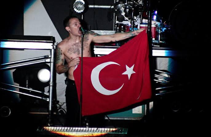 Neden Türkiye ye gelen yabancı ünlüler. Chester Bennington Gibi bayrak açmıyor?