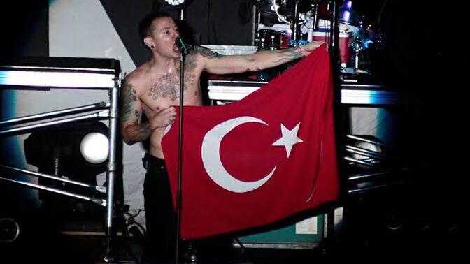 Neden Türkiye ye gelen yabancı ünlüler. Chester Bennington Gibi bayrak açmıyor?