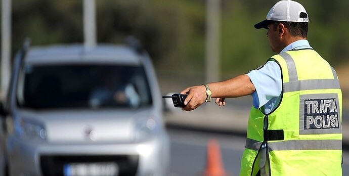 Polis çevirmesinin her yerde olması sinir bozucu değil mi sizce?