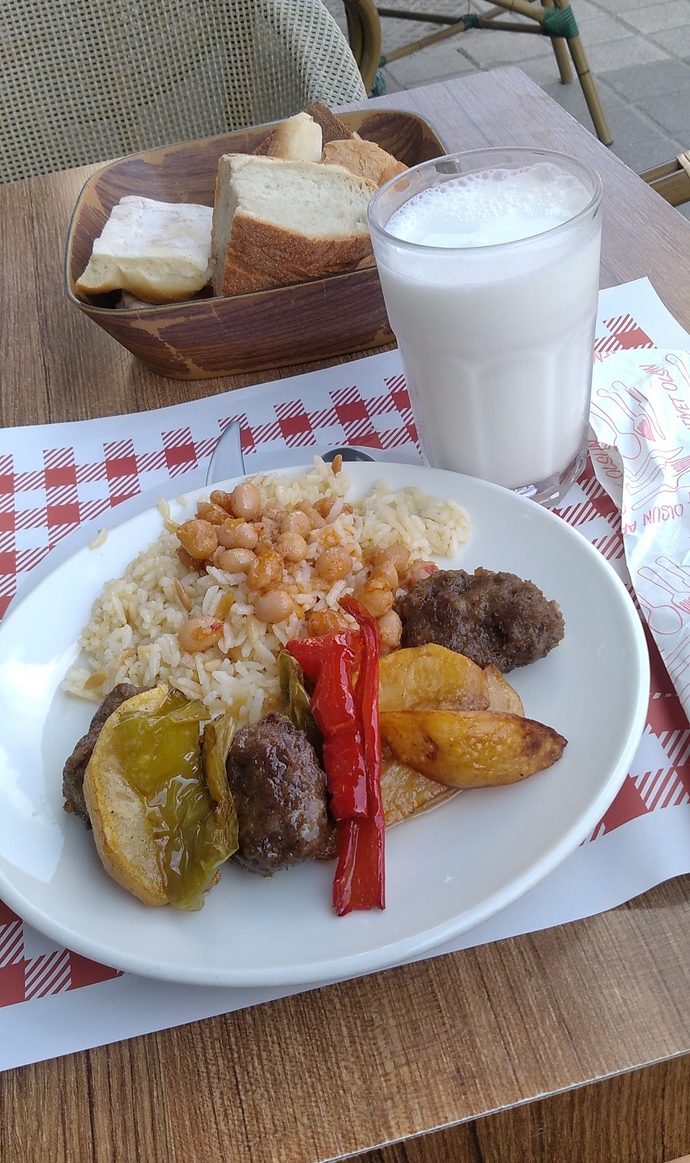 Pilav çatalla mı yenilir kaşıkla mı?