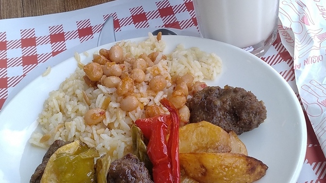 Pilav çatalla mı yenilir kaşıkla mı?