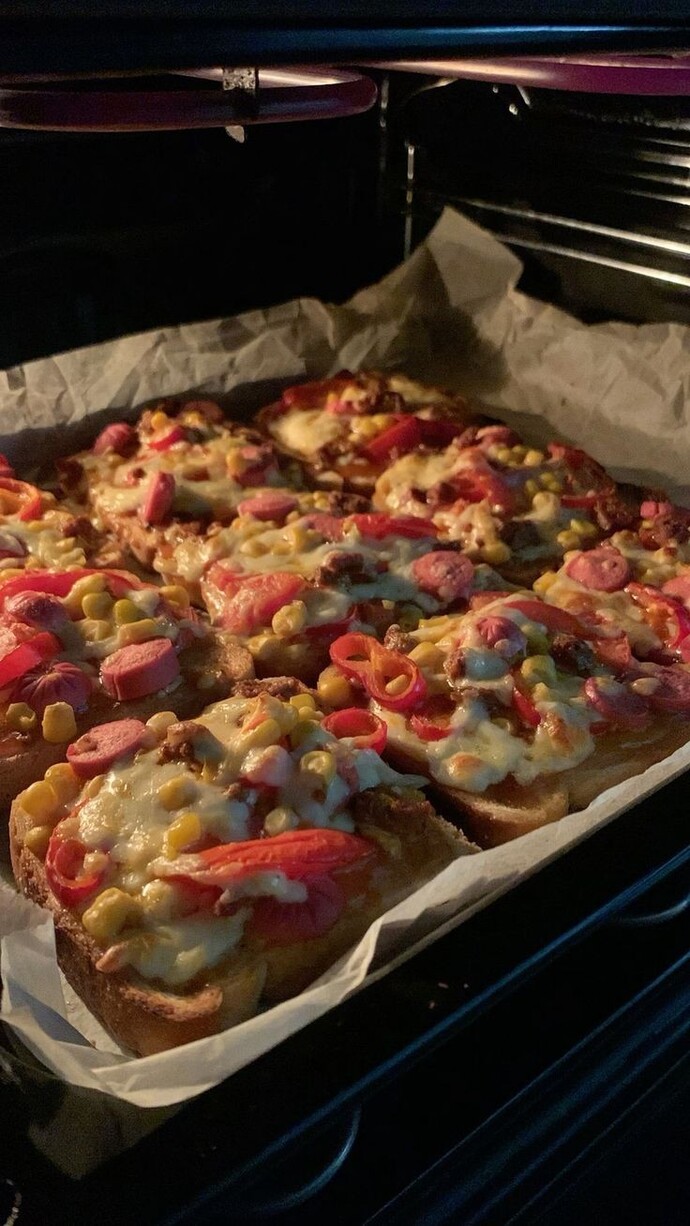 Kahvaltıda ekmek üstü pizza yapıp afiyetle yiyenler var mı?