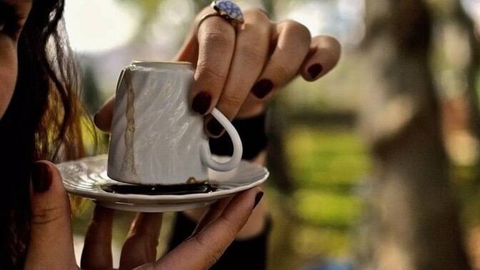 Falcıya gittim bana "seni bir kadın doğurmuş, az önce kahve içmişsin, cinsiyetin kız" dedi. Bu kadar şeyi sizce nasıl bildi?