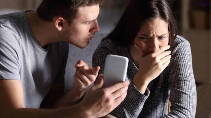 Çiftler birbirlerinin telefonlarına baksa sizce kaç çift hayatta kalır?