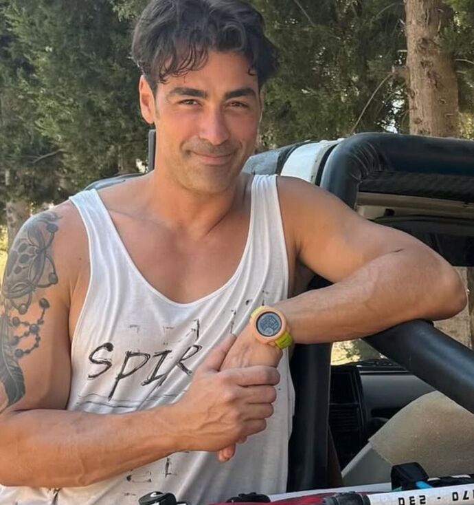 Bu adam neden hep asker veya polis rollerinde oynuyor?