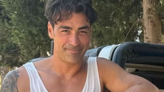 Bu adam neden hep asker veya polis rollerinde oynuyor?