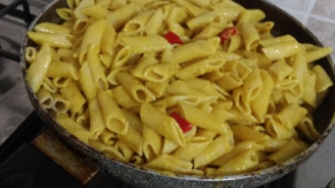 Sizin yemekte ne var, köri soslu makarna sever misiniz?