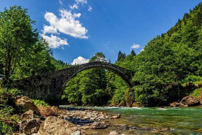 10 gün sonra Doğu Karadeniz’e gidiyorum, soğuk olur mu? Uzun kollu kıyafetler alacağım ama mont almam da gerekir mi?