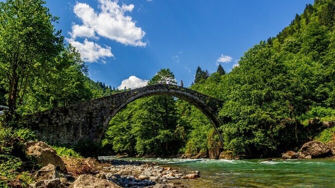 10 gün sonra Doğu Karadeniz’e gidiyorum, soğuk olur mu? Uzun kollu kıyafetler alacağım ama mont almam da gerekir mi?